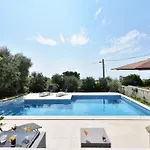 Сasa de vacaciones Family Friendly House With A Swimming Pool - 25280