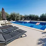 Family Friendly House With A Swimming Pool - 25280 *