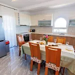 Сasa de vacaciones Family Friendly House With A Swimming Pool - 25280