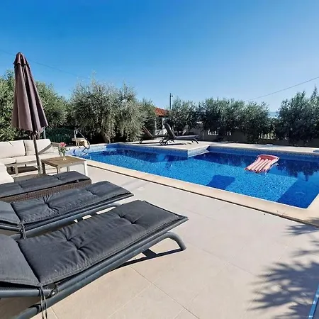 Family Friendly House With A Swimming Pool - 25280 *