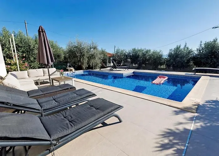 Family Friendly House With A Swimming Pool - 25280 *